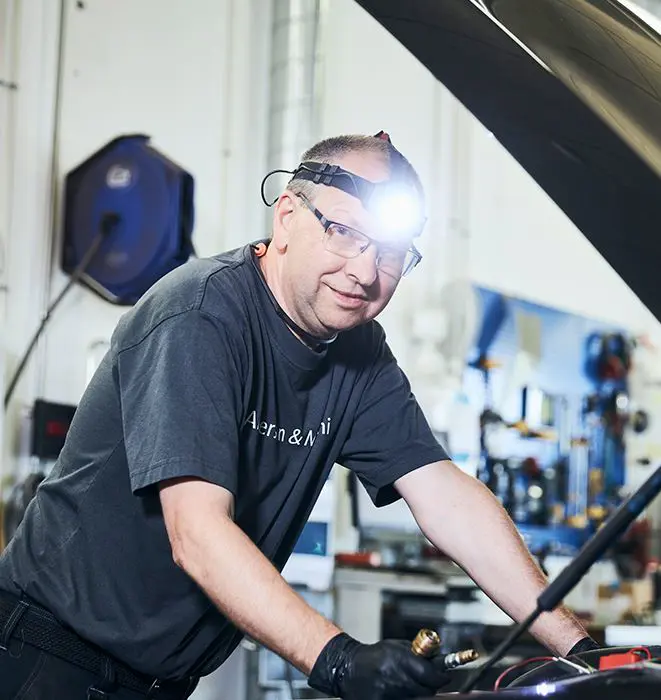Medarbejder udfører airconditionservice